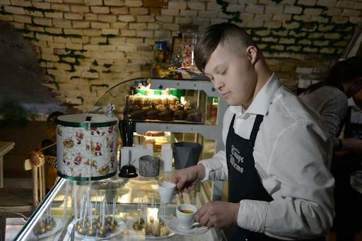 Бариста в кавʼярні